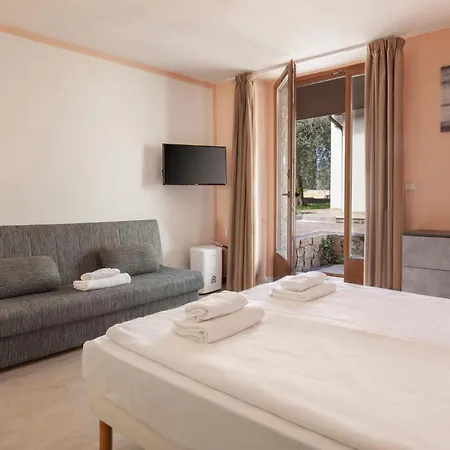Cipressi - Luxuri Lounge - Villa Malcesine